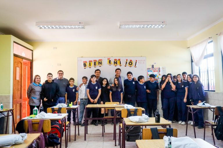 ¡Entrega de Kits Escolares en el Liceo “Entre Aguas” de Llico!