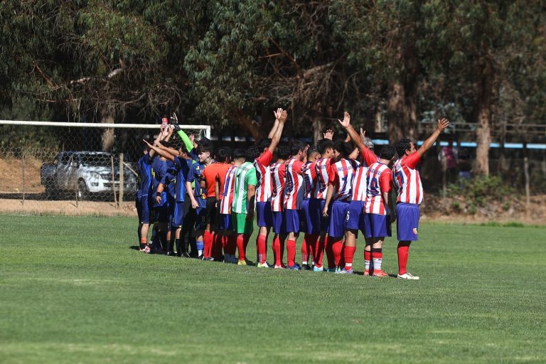 ¡El fútbol ya se vive en el Estadio Municipal de Vichuquén!